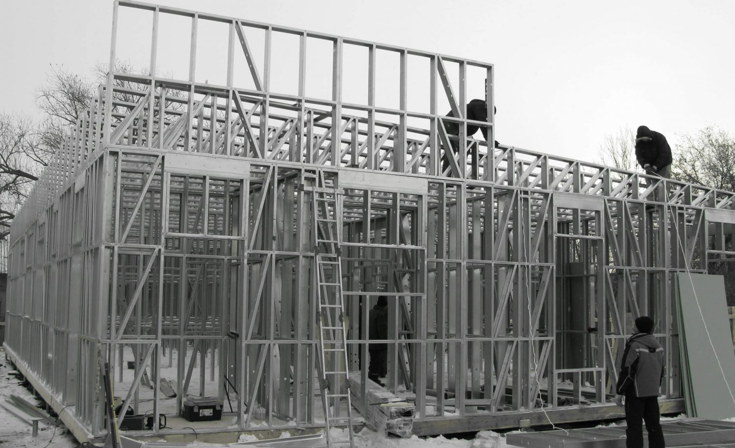 Build of a mixed use residential and office light steel framing home in Russia.